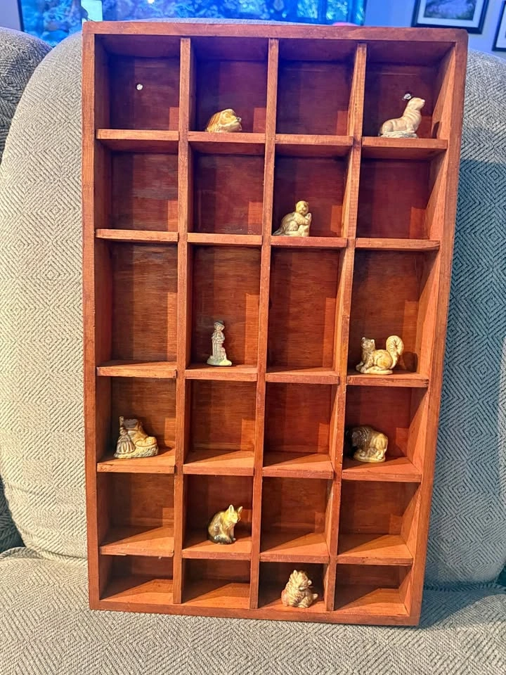 Vintage wooden curio/ trinket shelf