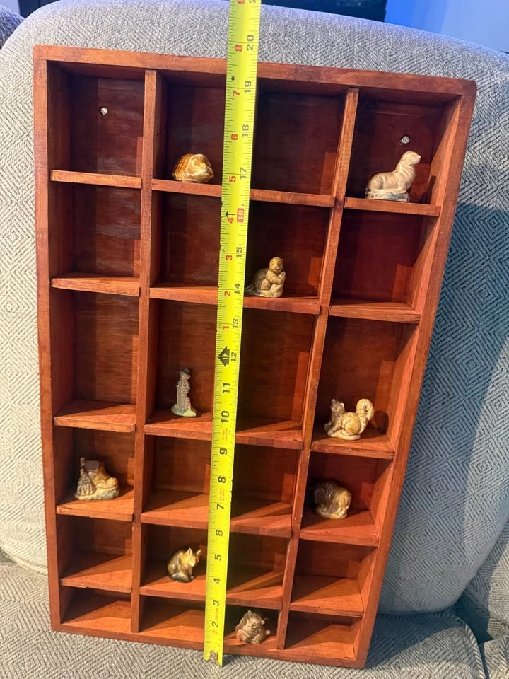 Vintage wooden curio/ trinket shelf - photo 2