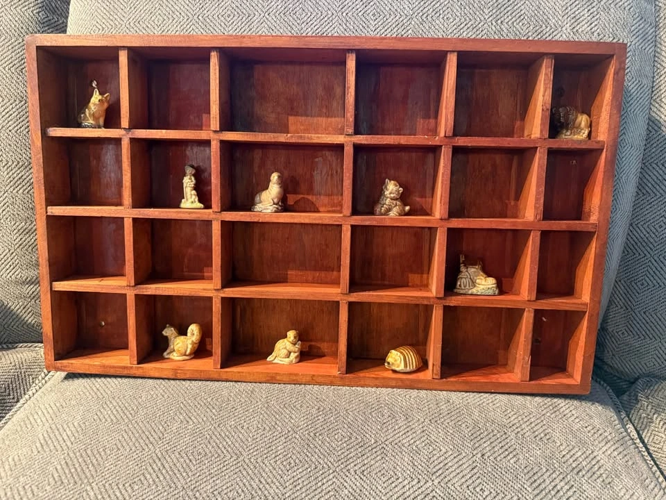 Vintage wooden curio/ trinket shelf - photo 4