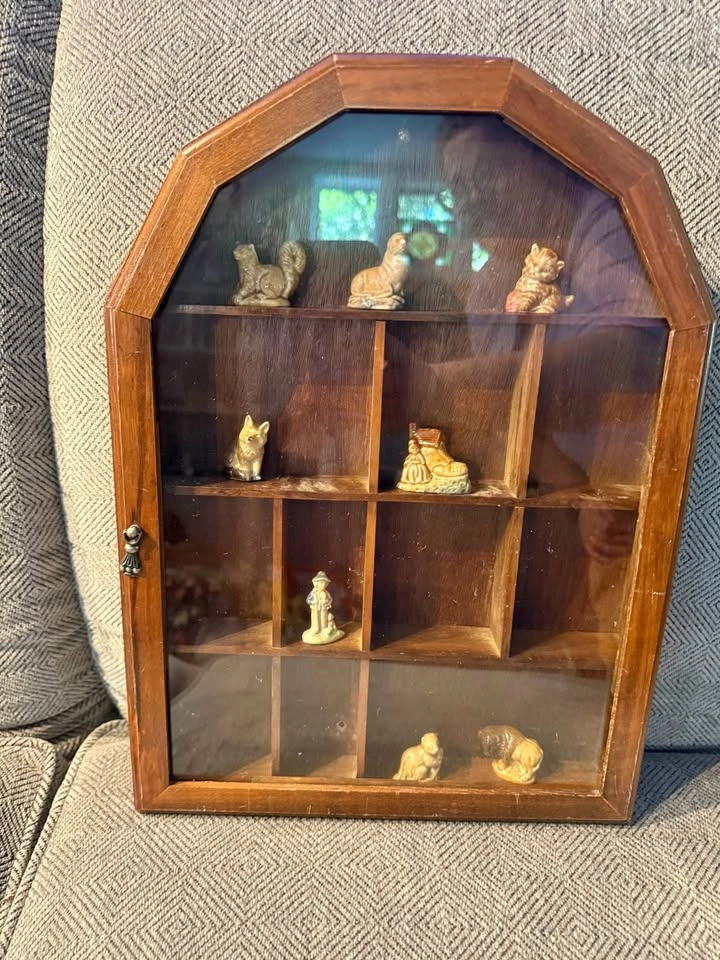Vintage wood/ curio cabinet