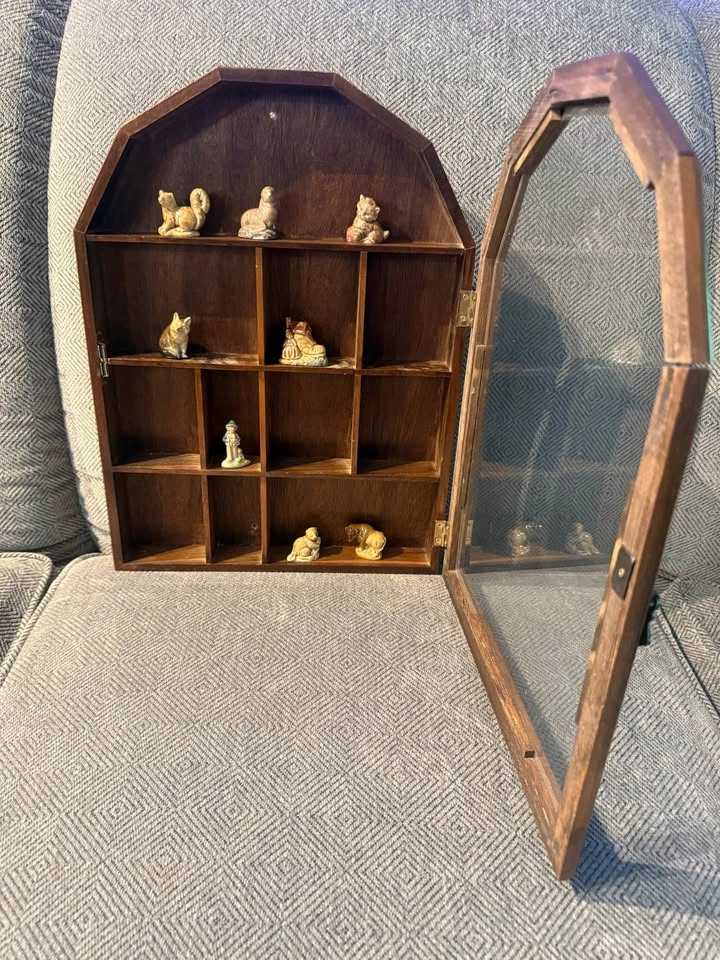 Vintage wood/ curio cabinet - photo 2