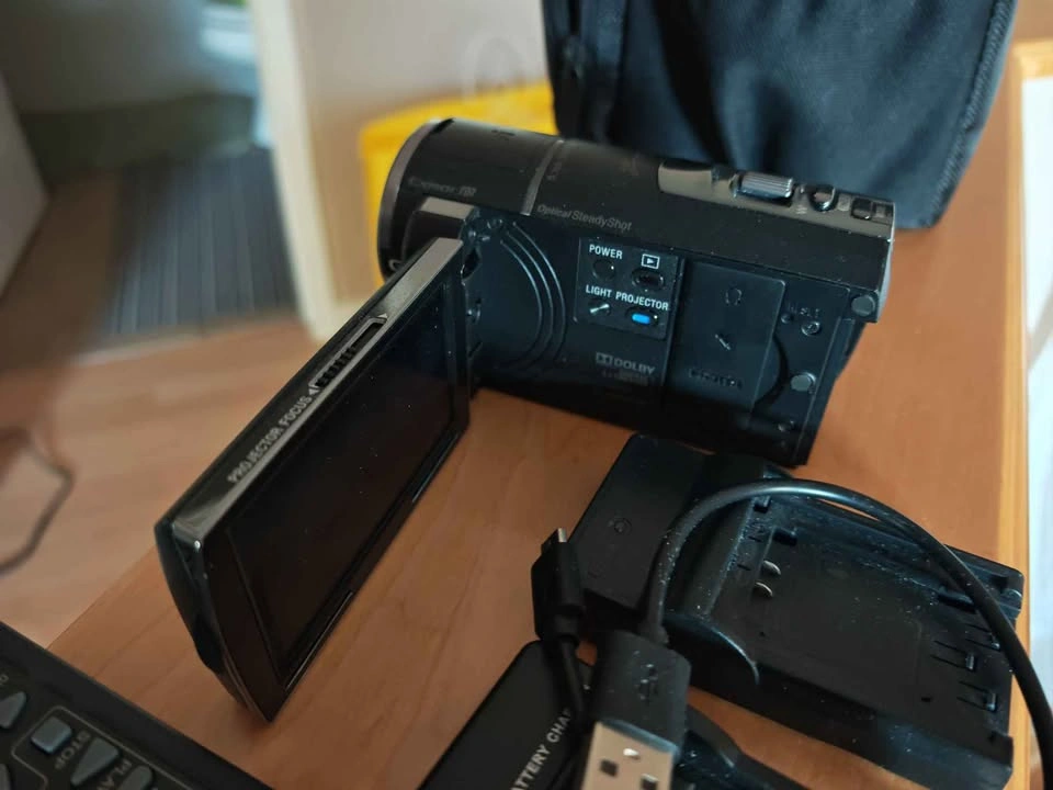 Sony Handycam HDR-PJ580 HD Camcorder with Built-in Projector - photo 2