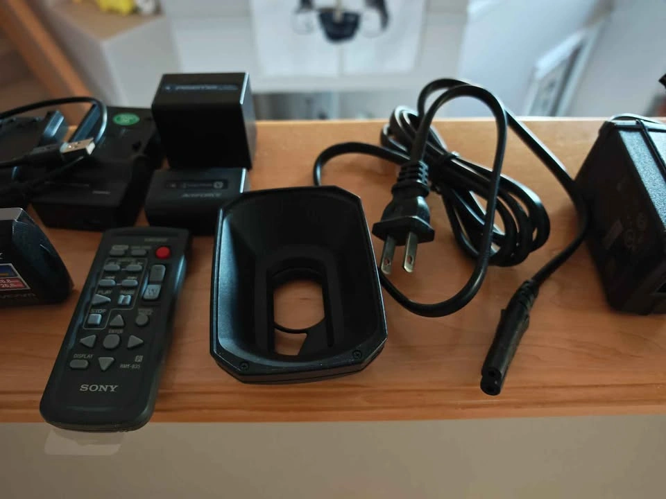 Sony Handycam HDR-PJ580 HD Camcorder with Built-in Projector - photo 3