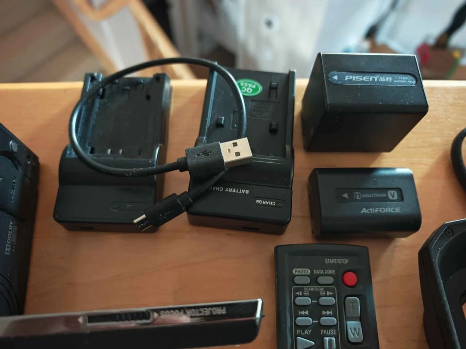 Sony Handycam HDR-PJ580 HD Camcorder with Built-in Projector - photo 4