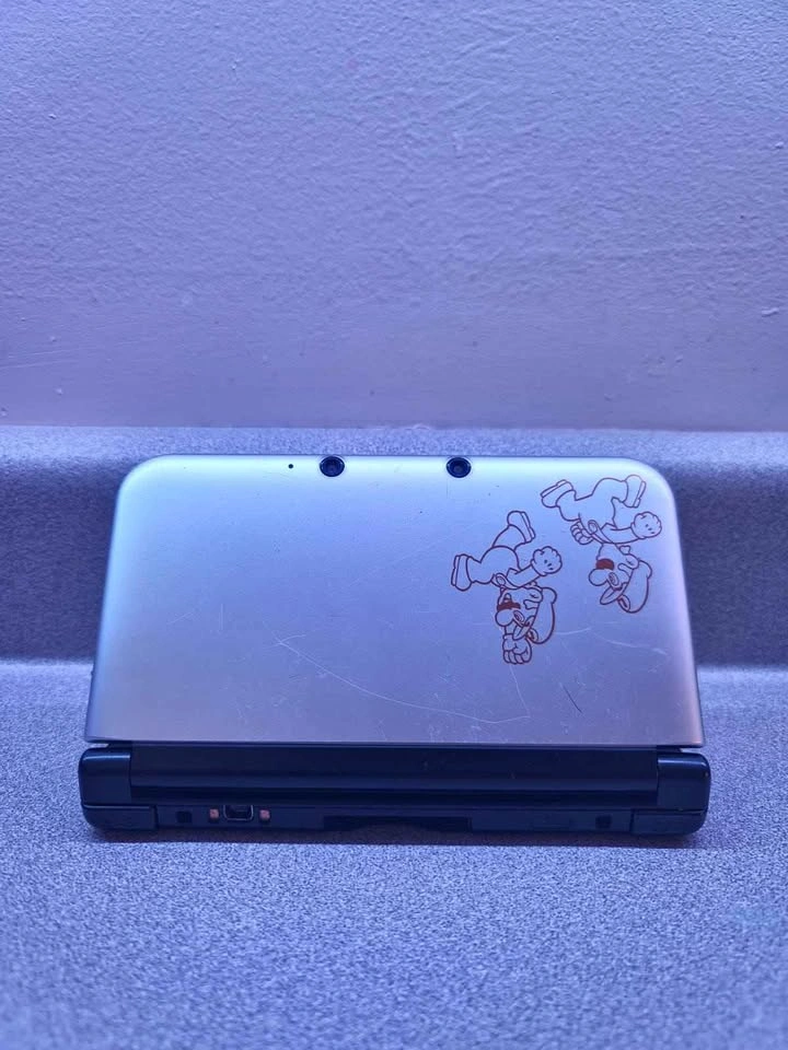 Nintendo 3DS XL Year of Luigi Limited Edition - photo 2
