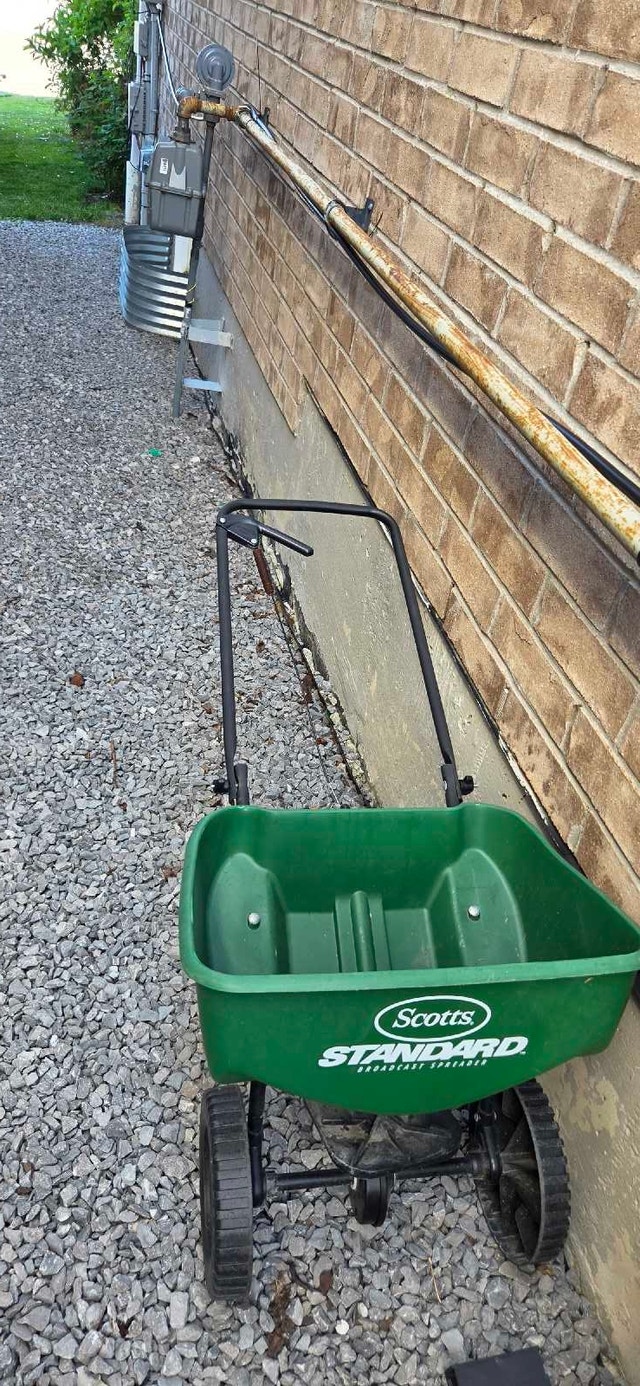 Scotts Broadcast Spreader - photo 2