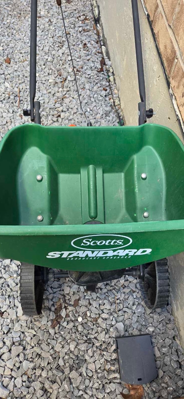 Scotts Broadcast Spreader - photo 3