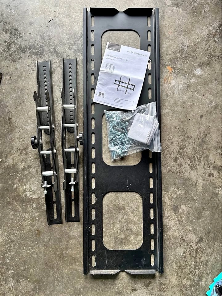 Insignia Fixed TV Wall Mount NS-HTVMF1703-C