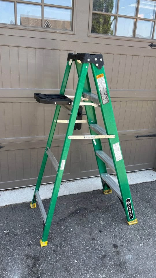 5ft Fiberglass Step Ladder - photo 2