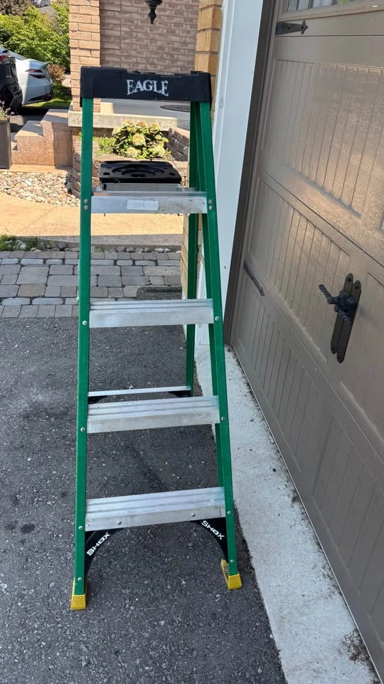 5ft Fiberglass Step Ladder - photo 3