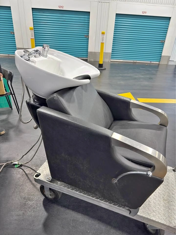 Salon shampoo bowl/sink with attached seat