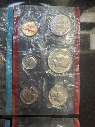 Lot of 2 United States Uncirculated Coin Sets, 1972 Mint Sets - photo 2
