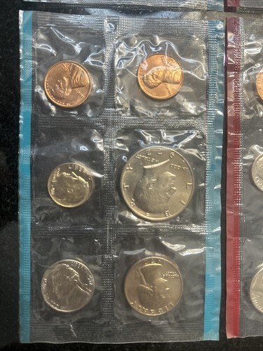 Lot of 2 United States Uncirculated Coin Sets, 1972 Mint Sets - photo 4