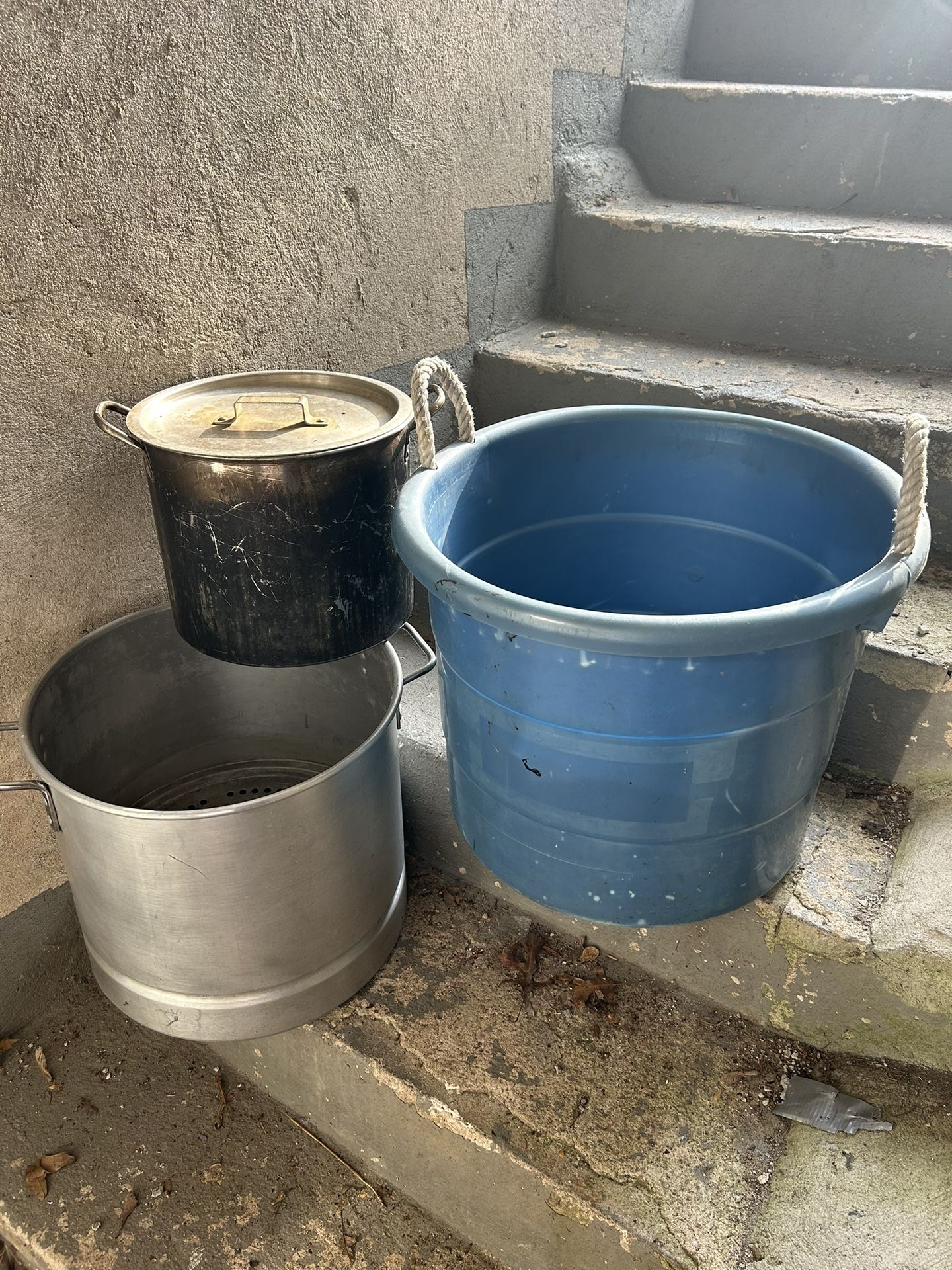 Tamale pots, 2 large pots and 1 plastic container - photo 2