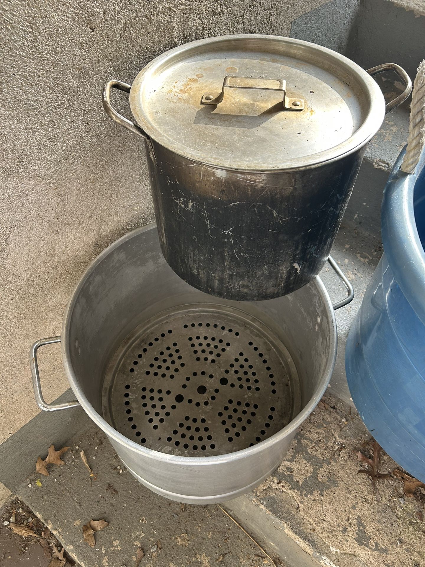 Tamale pots, 2 large pots and 1 plastic container - photo 3