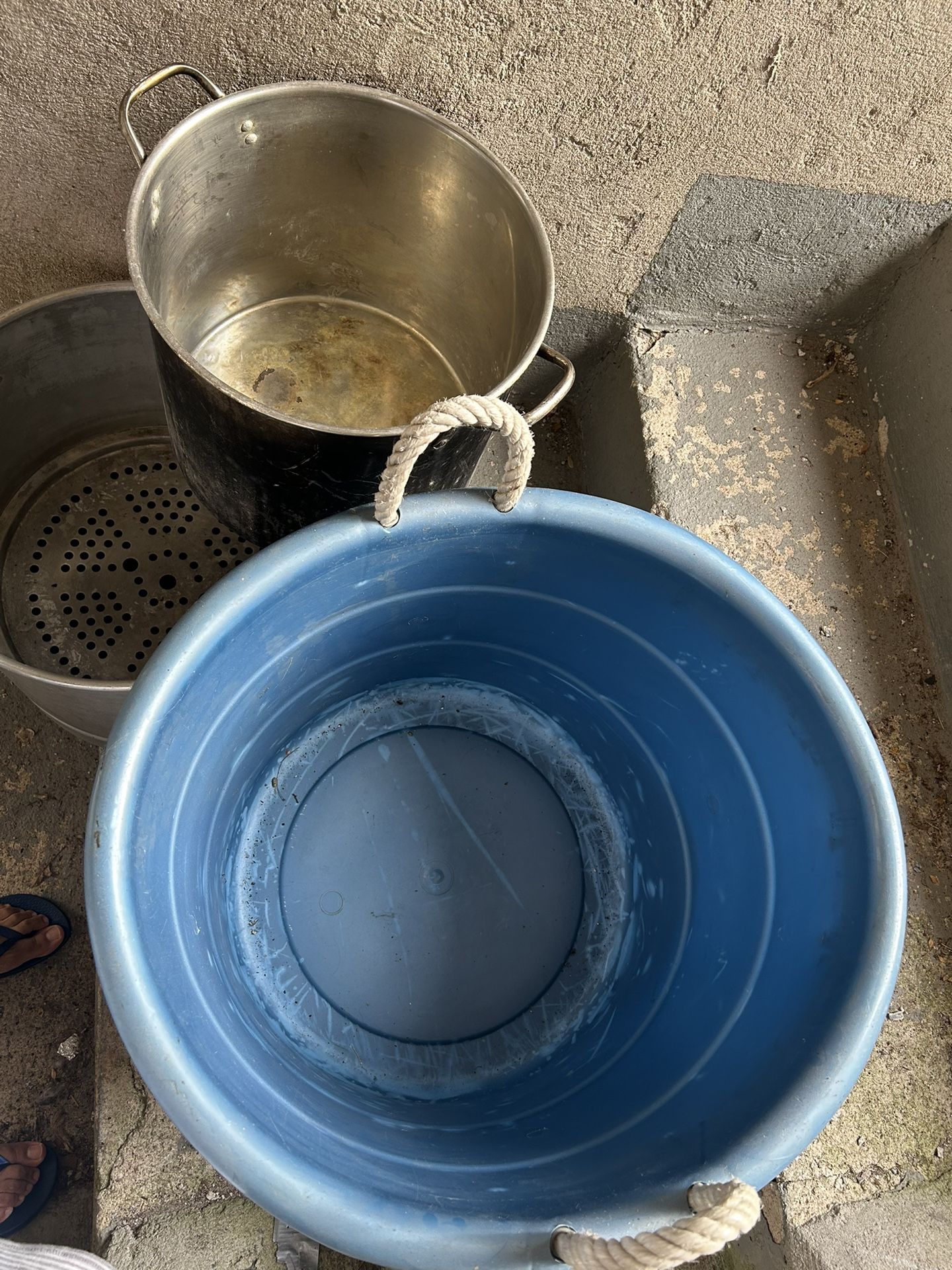 Tamale pots, 2 large pots and 1 plastic container - photo 4