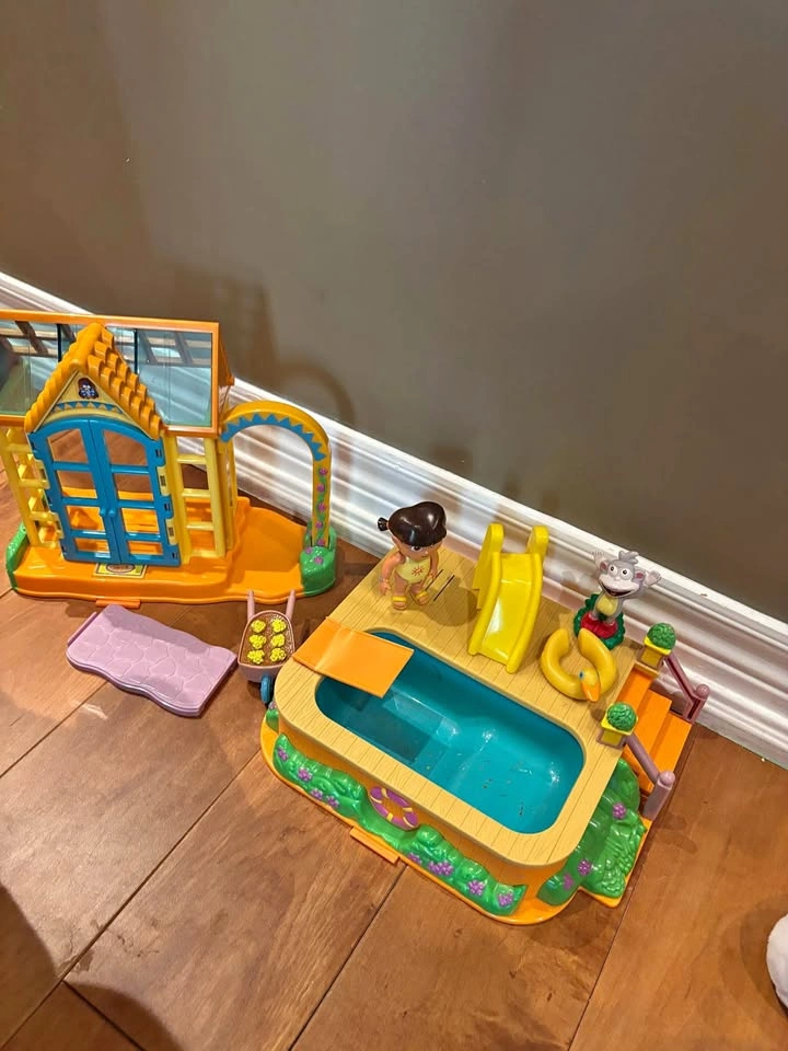Fisher-Price Dora the Explorer Pool and Greenhouse Playset