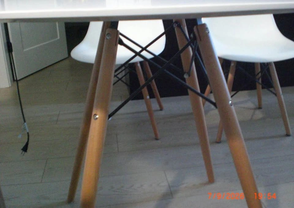 Structube Eiffel table and two chairs - photo 2