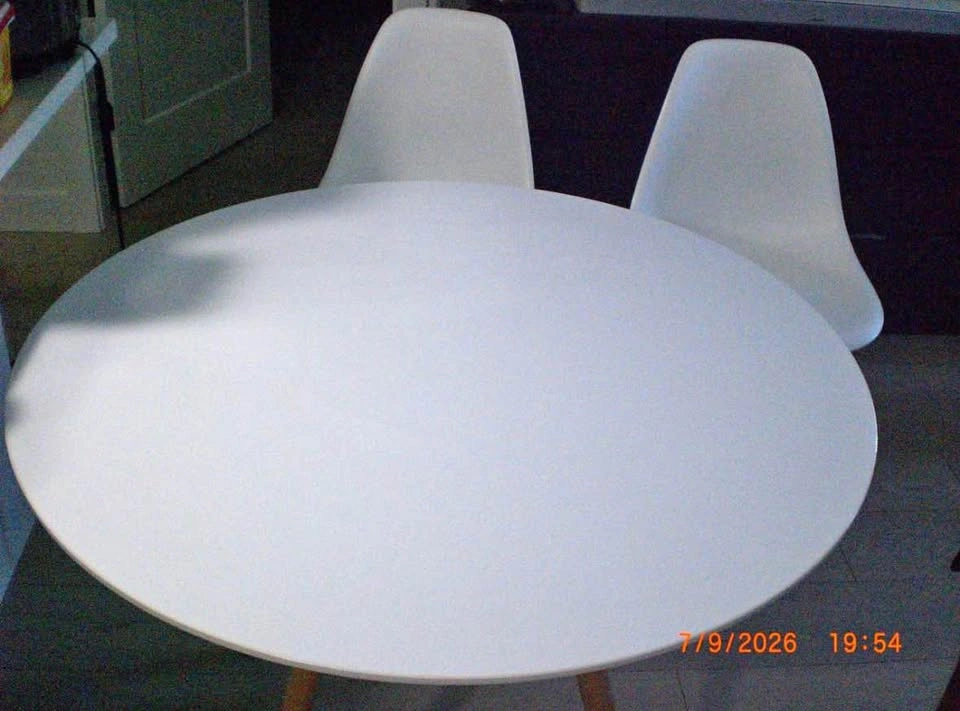 Structube Eiffel table and two chairs - photo 3