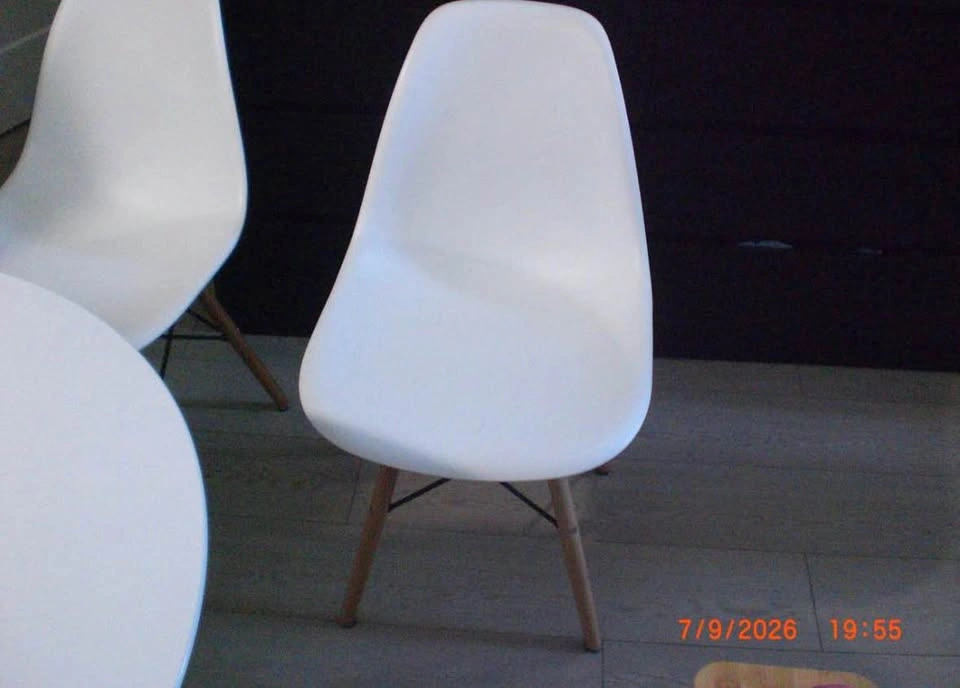 Structube Eiffel table and two chairs - photo 4