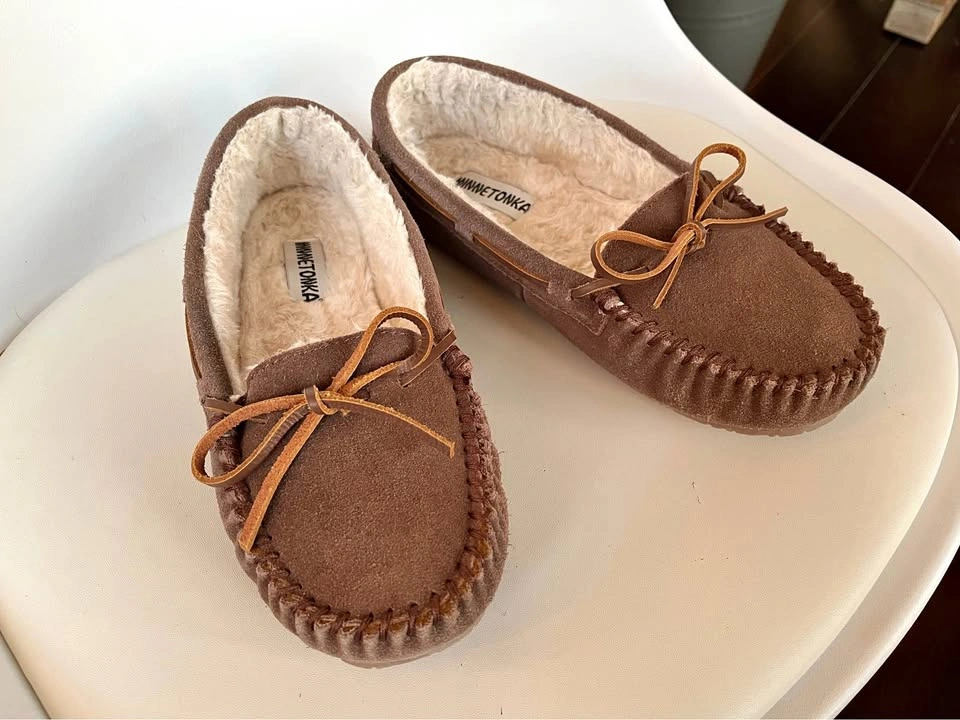Minnetonka ladies brown suede leather slippers size 11