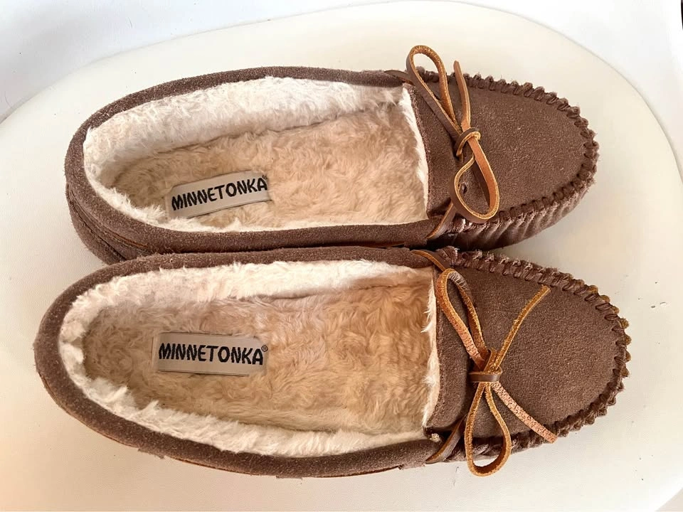 Minnetonka ladies brown suede leather slippers size 11 - photo 2