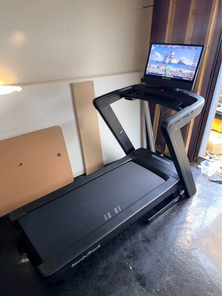 NordicTrack Commercial 2450 Treadmill - photo 2