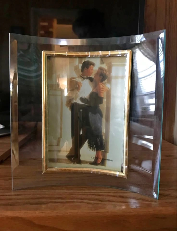 Beautiful Curved Glass and Gold Picture Frame (5"x7")