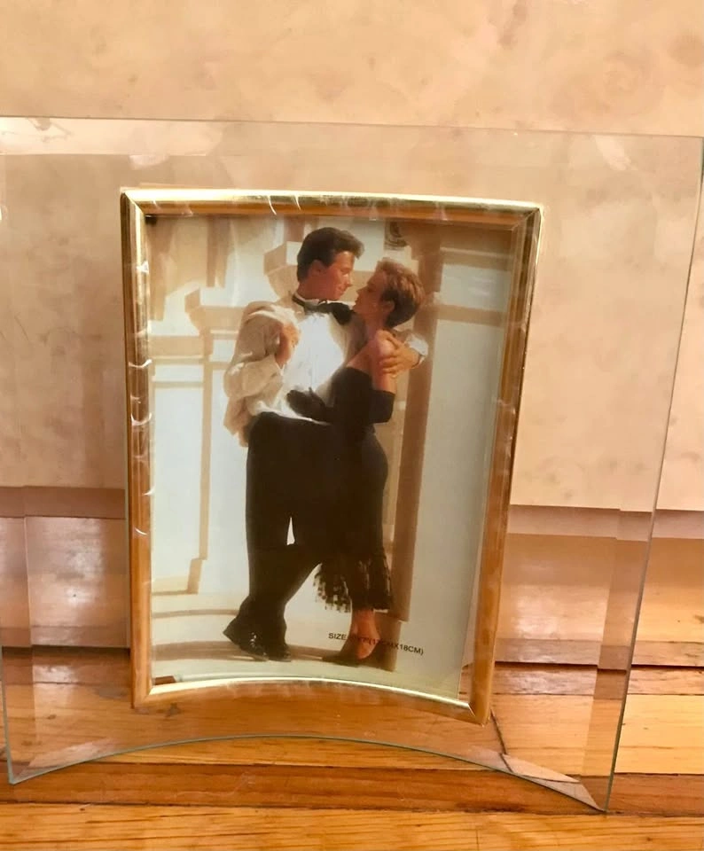 Beautiful Curved Glass and Gold Picture Frame (5"x7") - photo 2