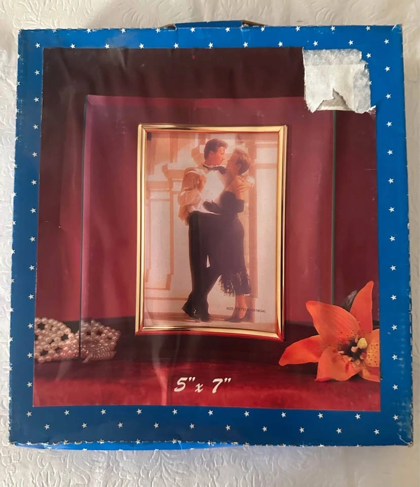 Beautiful Curved Glass and Gold Picture Frame (5"x7") - photo 3