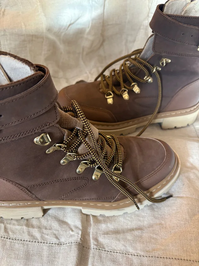 2 Pairs of Premium Women’s Boots – Fall/Winter Ready! ❄️ thumbnail