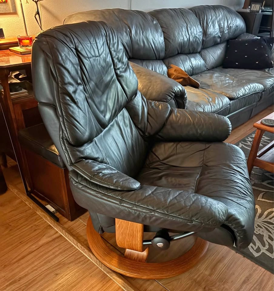 Vintage Ekornes Stressless Leather Recliner – Black / Teak