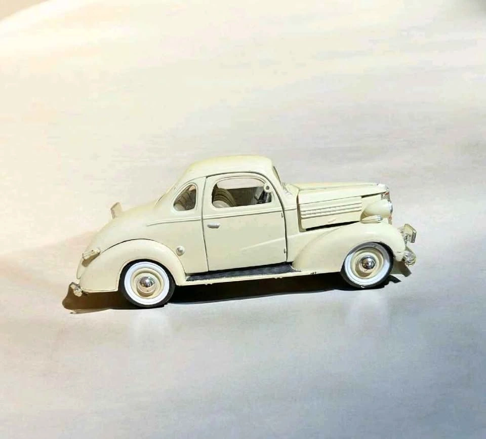 1938 Chevrolet Master Deluxe Diecast Car