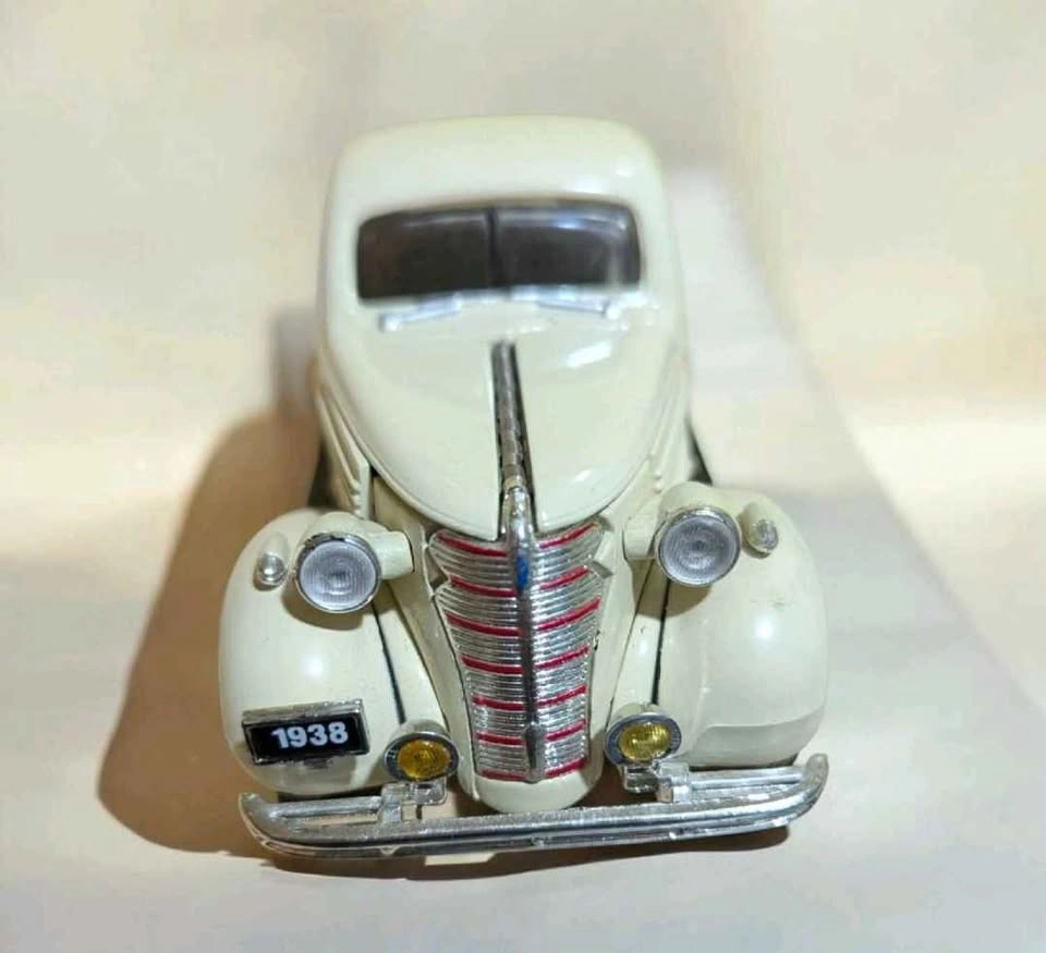 1938 Chevrolet Master Deluxe Diecast Car - photo 2