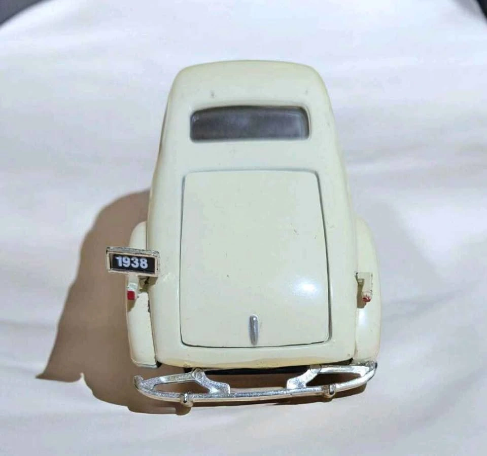 1938 Chevrolet Master Deluxe Diecast Car - photo 3