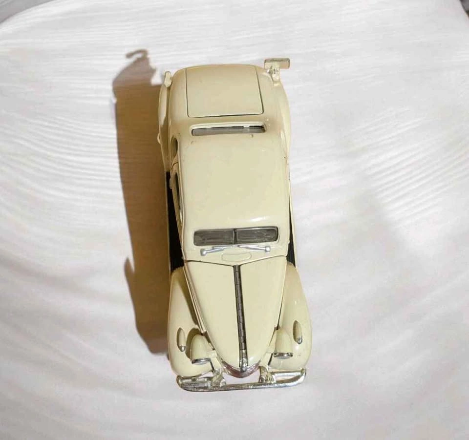 1938 Chevrolet Master Deluxe Diecast Car - photo 4