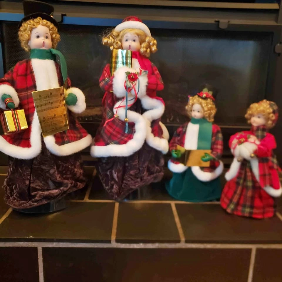 CHRISTMAS CAROLERS