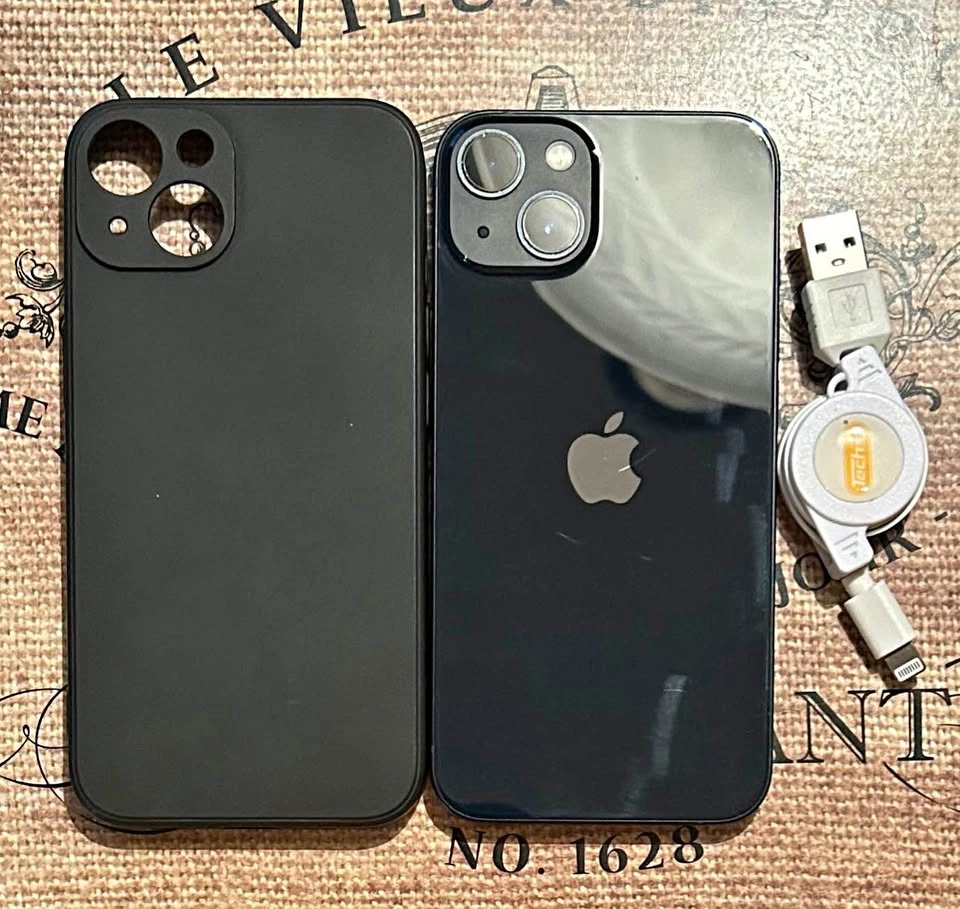 (86%) iPhone 13 128GB - Great Condition + Accessories
