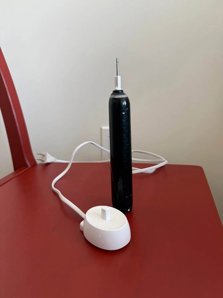 Oral B toothbrush + charger