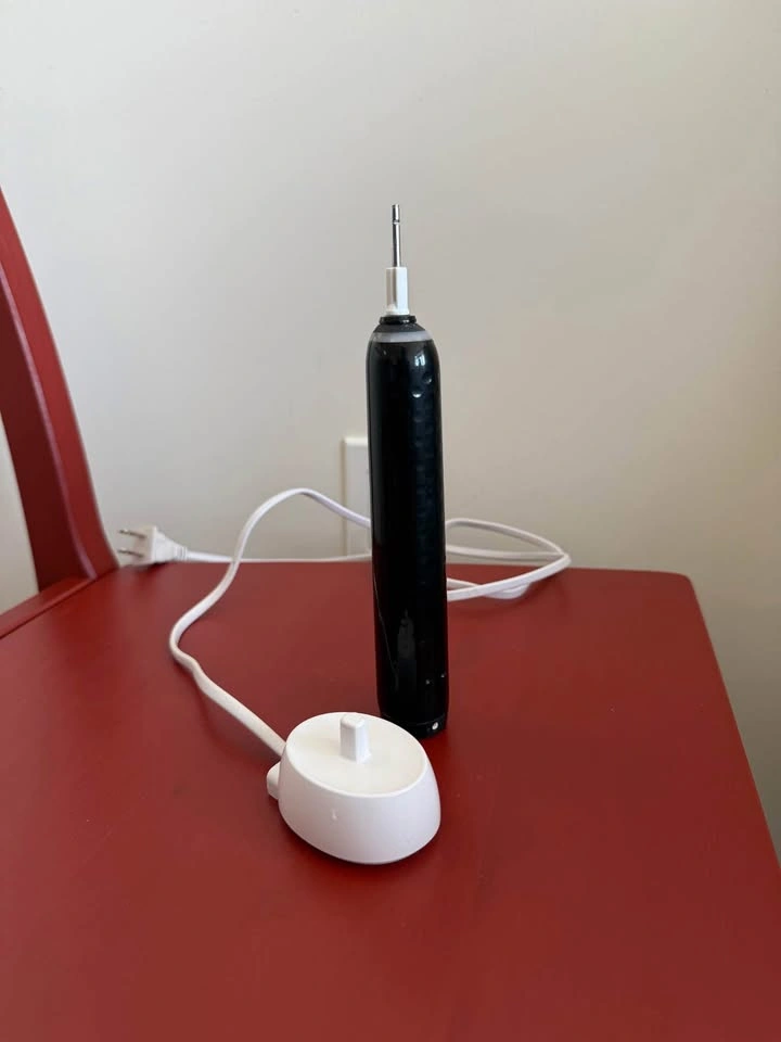 Oral B toothbrush + charger - photo 2