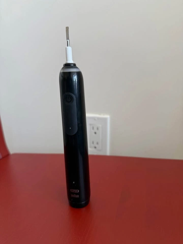 Oral B toothbrush + charger - photo 3