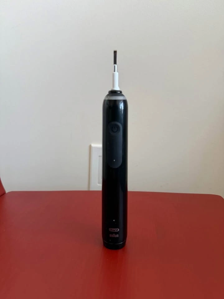 Oral B toothbrush + charger - photo 4