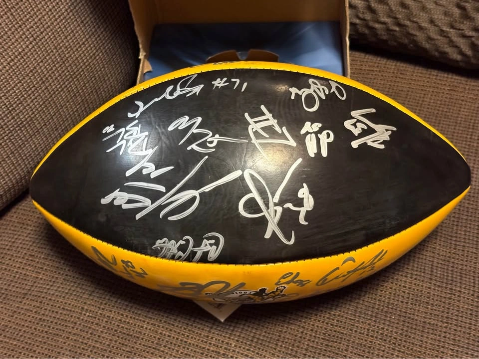 Vintage CFL Hamilton Tiger-Cats SIGNED Wilson Football - photo 3