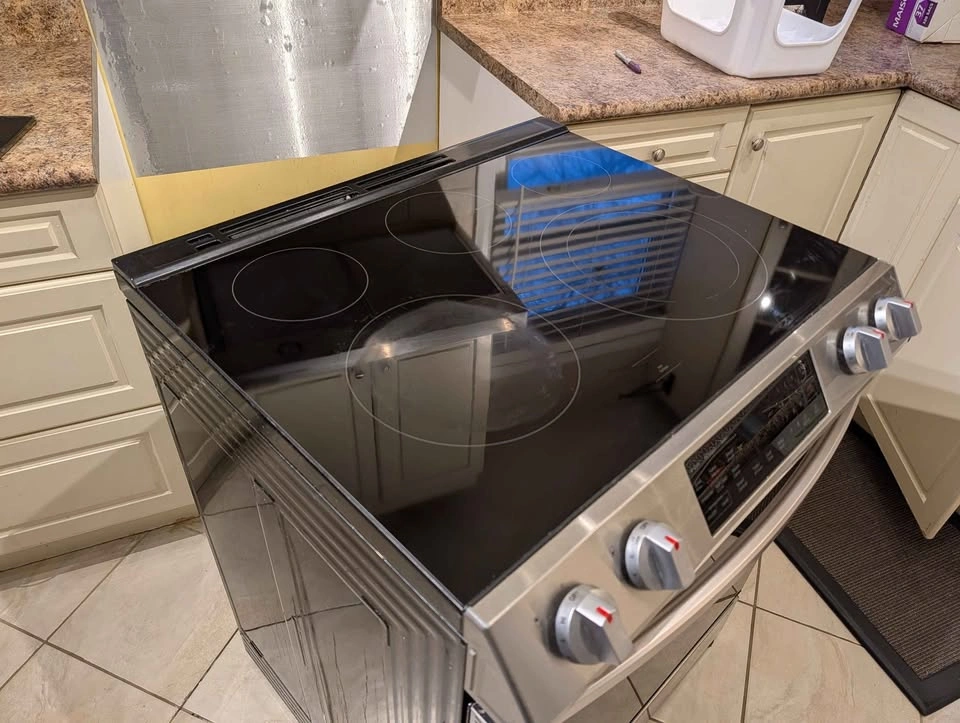 Samsung 30" 6.3 cu. Ft. Smart Electric Slide-in Range - photo 2