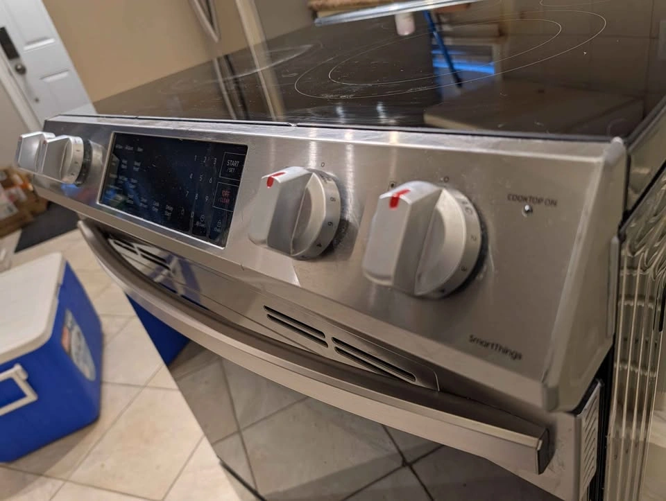 Samsung 30" 6.3 cu. Ft. Smart Electric Slide-in Range - photo 4