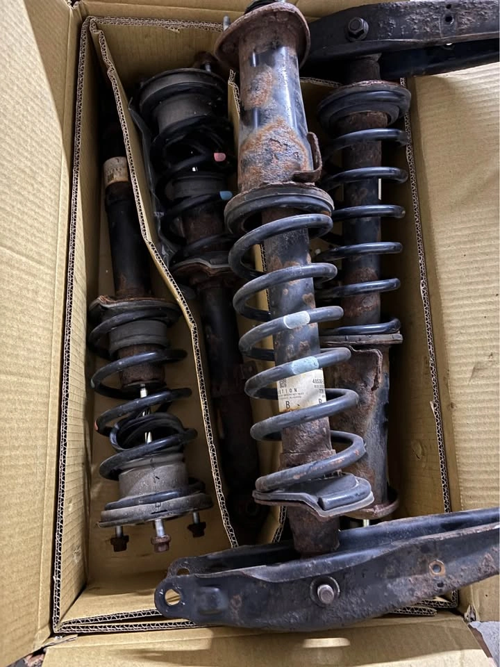 Used shocks/struts for 2006 Lexus IS350 RWD - photo 2