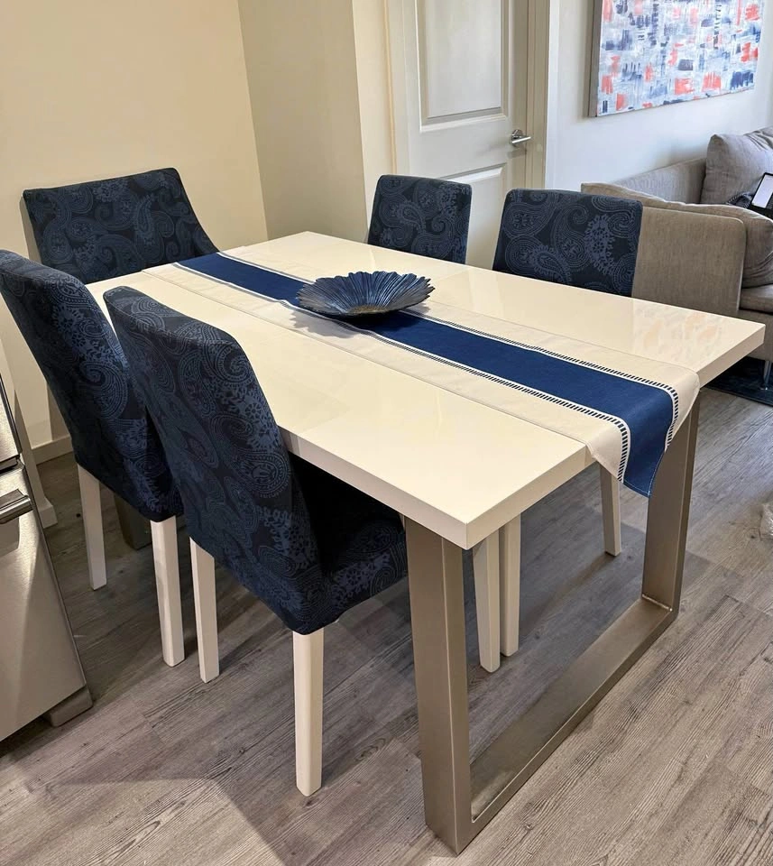 Modern extendable dining table