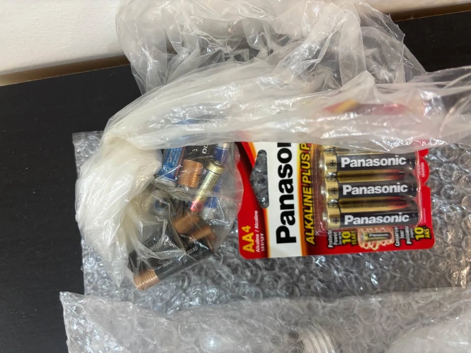 MOVING SALE - Bulbs and batteries - photo 2