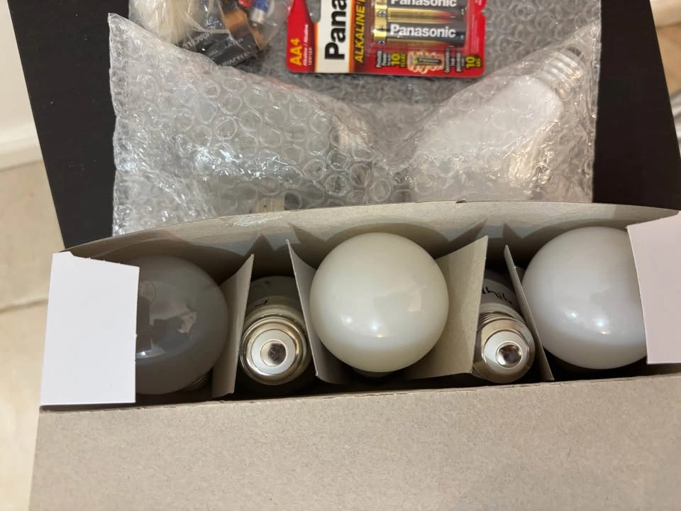 MOVING SALE - Bulbs and batteries - photo 3