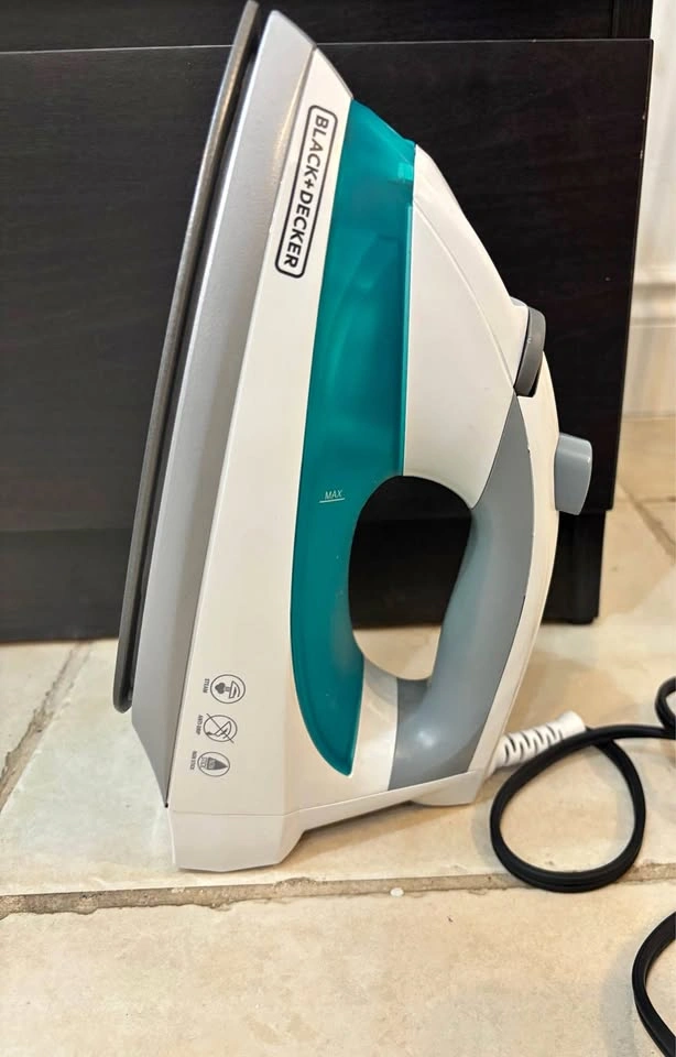 MOVING SALE Black+Decker IR0820C Steam Iron